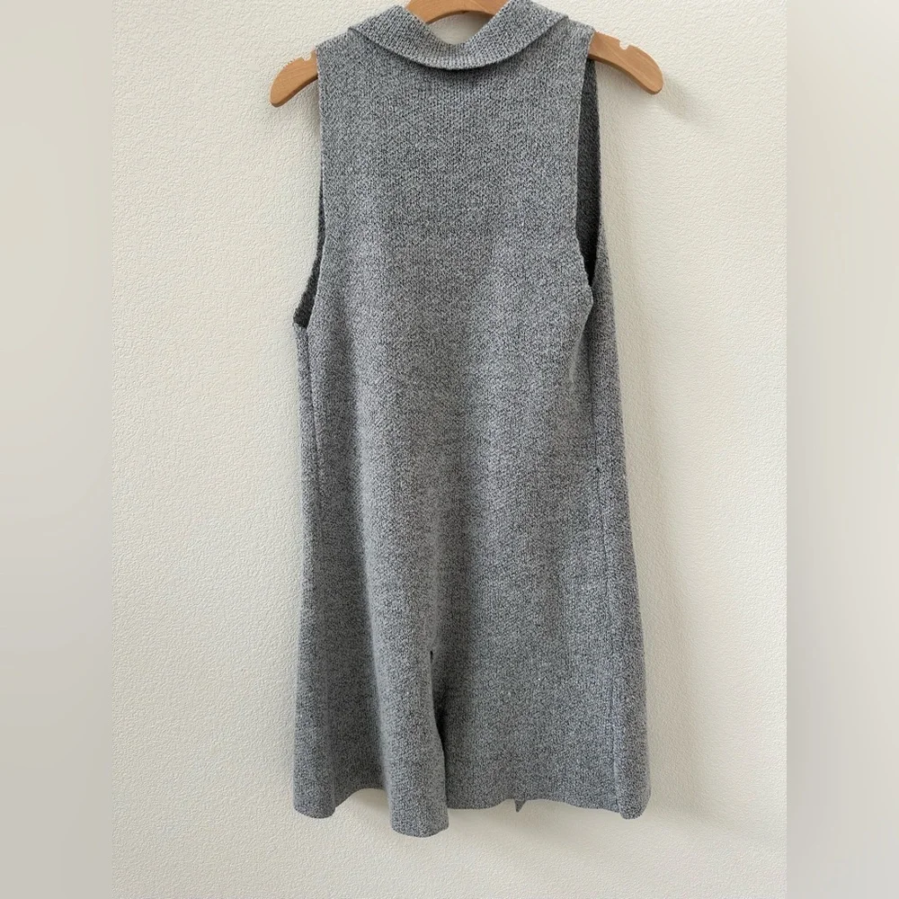 Chic Gray Knit Vest with Pockets - Picture 2 of 4